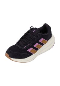 Chaussure de sport noire avec tige en mesh, accents violets et bruns, col rembourré, et une semelle blanche épaisse présentant un motif texturé.