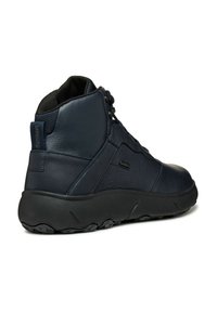 Scarpa alta in pelle blu marina con suola in gomma nera, tomaia testurizzata e design con allacciatura. Caratterizzata da un collo imbottito e logo sul tallone.