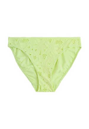 Chiloti de bikini verde deschis pentru femei, cu suprapunere din dantelă florală și căptușeală din material solid pe fundal alb.
