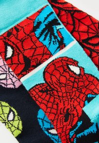 Calcetines de algodón coloridos con diseños de Spider-Man. Acentos en rojo, azul y verde; varios patrones con características faciales detalladas.