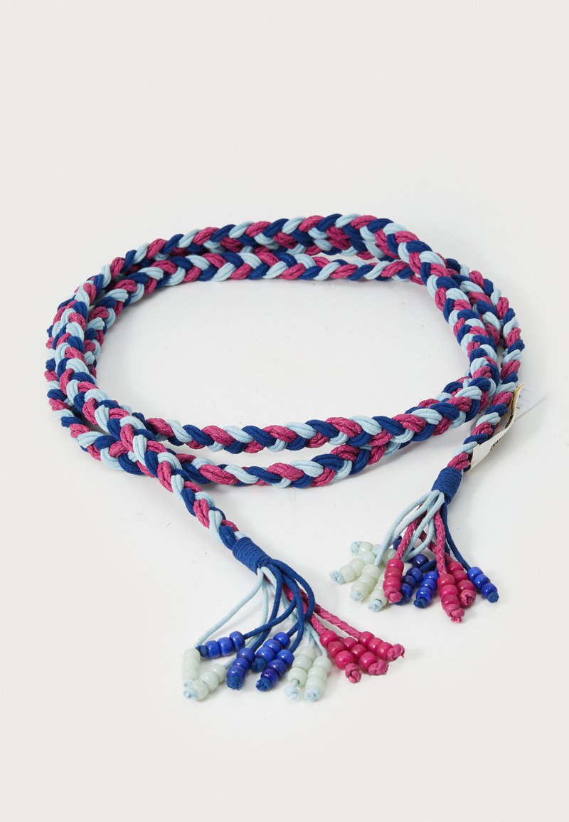 Punottu koriste sinisestä, vaaleanpunaisesta ja vaaleansinisestä langasta helmin. Sisältää useita naruja, jotka päättyvät värikkäisiin helmiin.