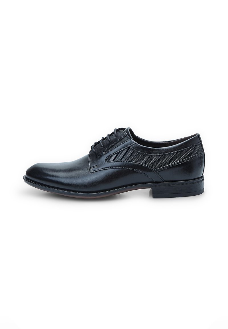Schwarze Leder-Halbschuhe mit glatter Oberfläche, elongated Form, Schnürdesign und strukturiertem Einsatz an den Seiten. Elegant und modern.