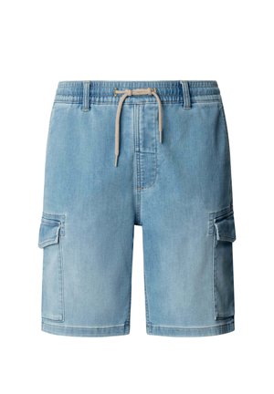 Lichtblauwe denim cargoshorts met klepzakken aan de zijkant en een beige trekkoord in de elastische tailleband.
