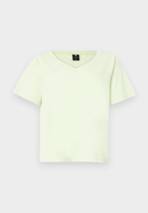 Camiseta verde-clara em V feita de algodão. Mangas curtas, corte descontraído e um pequeno logo no peito. Textura suave sem padrões.
