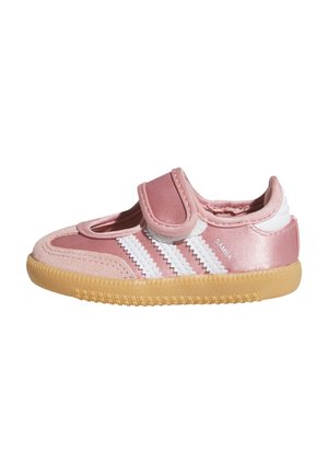 Kinderschuh Adidas Samba in Pink mit weißen Streifen, Klettverschluss und Gumminsohle.