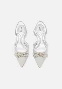 Srebrne slingback pete z ostrim nosom, strukturirano zgornje delo in dekorativno oblečemo z bisernimi detajli. Gladke notranjosti s logotipom blagovne znamke.