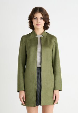 Veste verte olive à manches longues en matériau doux semblable à du daim, dotée d'un col mandarin et d'une coupe droite sans fermetures visibles.