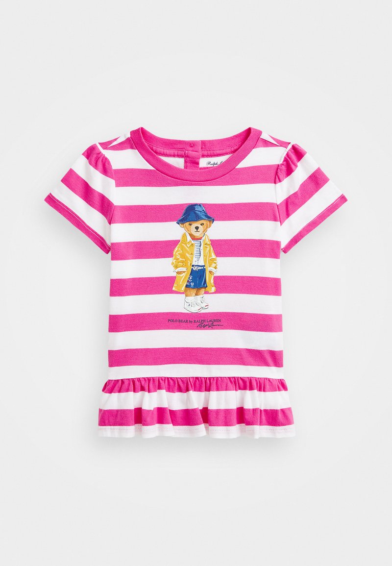Gestreiftes pinkes und weißes T-Shirt mit volantrundem Saum, kurzen Ärmeln und einem Cartoon-Bärenmotiv in einem gelben Regenmantel und blauen Hut.
