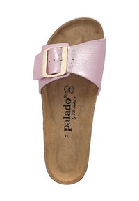 Rosa slidesandaler med en texturerad syntetisk rem och metallspänne. Brun konturerad fotbädd med varumärkestryck under.