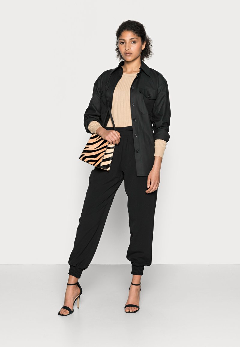 likemary Tuta Jumpsuit Donna in Cotone Stile Harem - Tirare Giù per fare Harem Pants - 2-in-1 Vestito - Tuta Intera Estiva & Pantaloni Harem con Tasche - Stampa Foglie Nero e