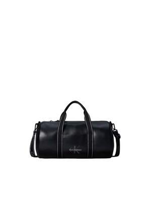 Μαύρη κυλινδρική τσάντα τύπου duffel Calvin Klein με διπλές χειρολαβές στην κορυφή και αποσπώμενο ιμάντα ώμου σε λευκό φόντο.