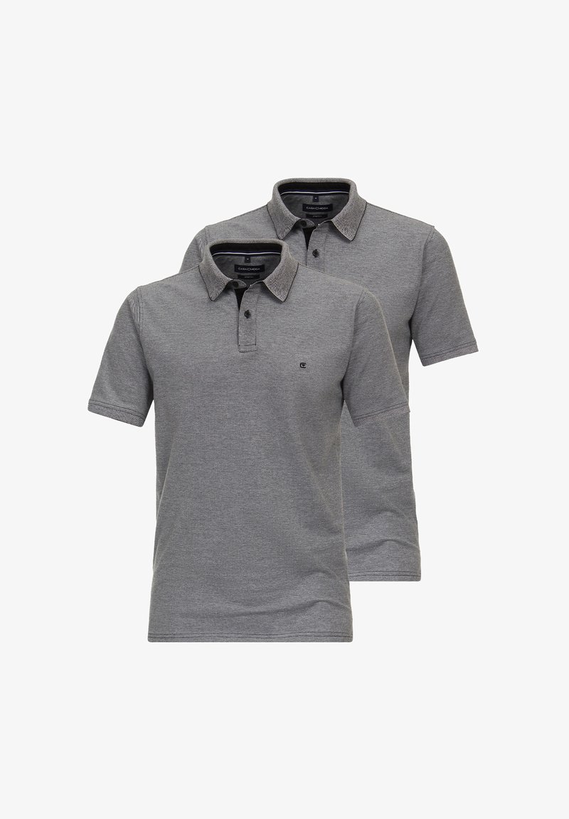 Harmaat polo-paidat lyhyillä hihoilla ja kauluksella, joissa on kontrastiväri kauluksessa, esitettynä kahden pakattuna.