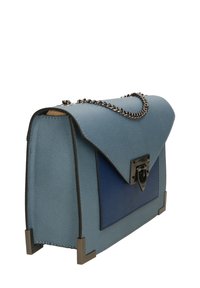Borsa a tracolla blu texturizzata con una forma strutturata, materiale in pelle, chiusura a patta frontale e tracolla in catena argentata; presenta accenti in un blu scuro a contrasto.