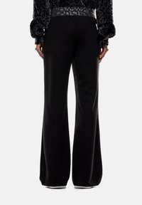 Pantaloni neri a gamba larga con una texture liscia e una cintura scura a fantasia. Progettati per una vestibilità ampia con una leggera svasatura sul fondo.
