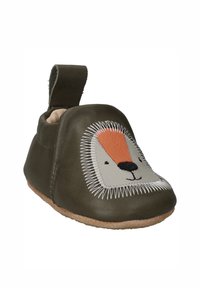Leren slipper in olijfgroen met een leeuwengezicht ontwerp. Kenmerkend zijn oranje en beige accenten, witte stiksels en een zachte suède zool.