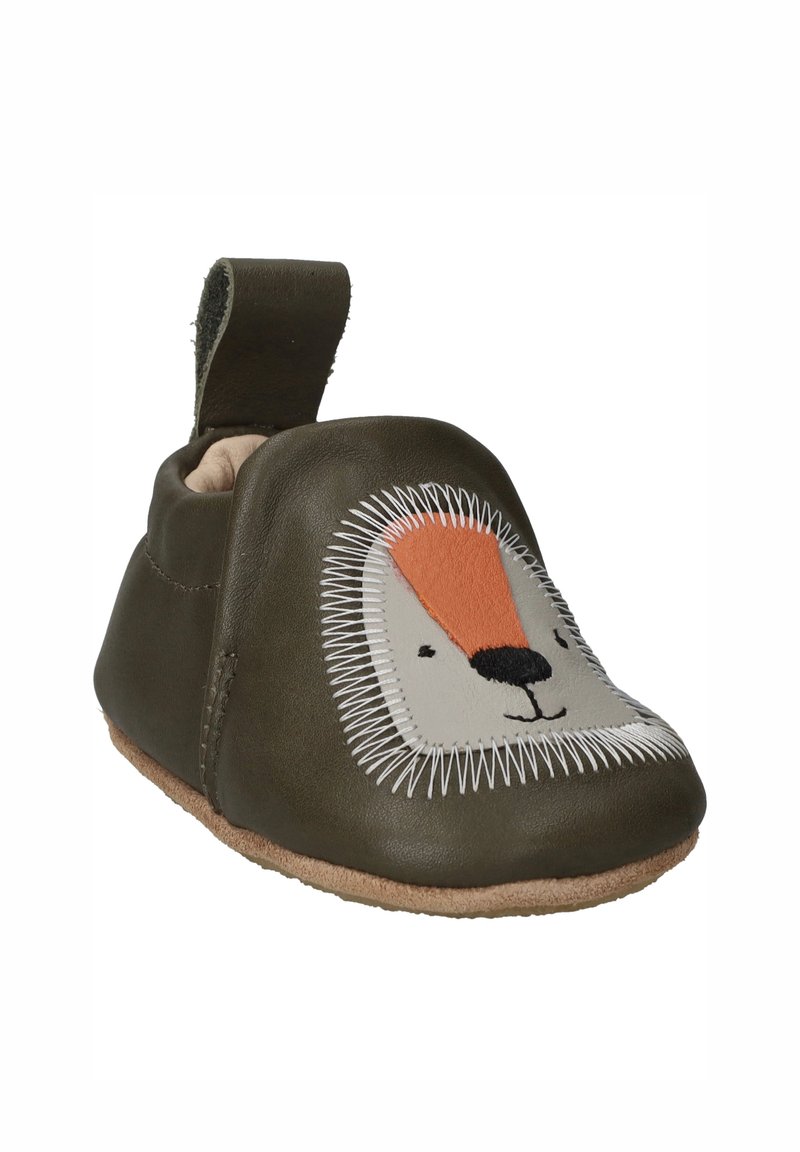 Leren slipper in olijfgroen met een leeuwengezicht ontwerp. Kenmerkend zijn oranje en beige accenten, witte stiksels en een zachte suède zool.