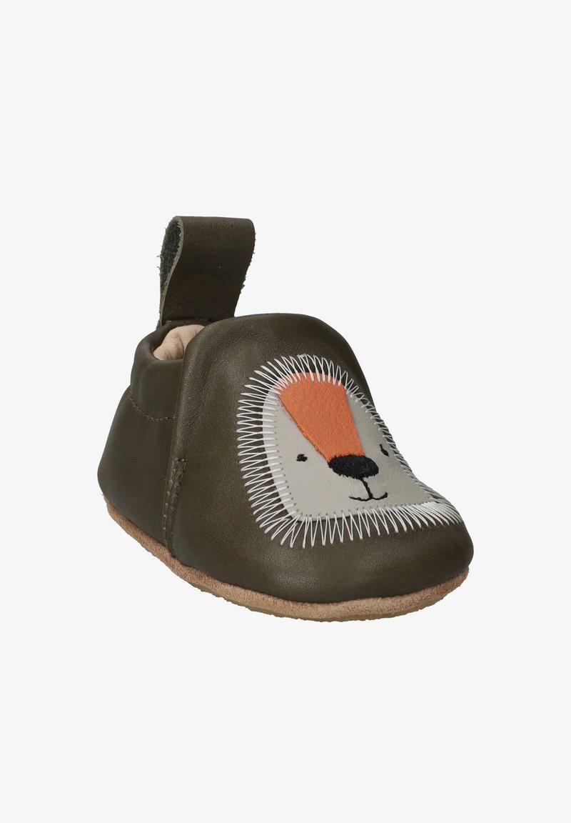 Leren slipper in olijfgroen met een leeuwengezicht ontwerp. Kenmerkend zijn oranje en beige accenten, witte stiksels en een zachte suède zool.
