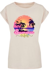 Svetlo béžové tričko s krátkym rukávom s pestrou grafikou znázorňujúcou palma, západ slnka a text "Summer Vibes" v ružovej a žltej farbe.