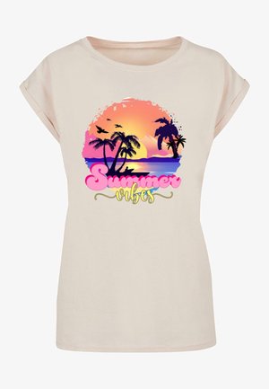 Világos bézs színű, rövid ujjú póló színes grafikával, amely pálmafákat, naplementét és a "Summer Vibes" szöveget tartalmaz pink és sárga színekben.