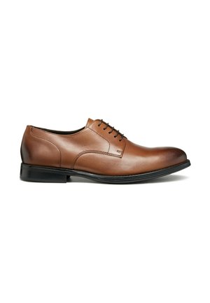 Zapato de vestir de cuero marrón con punta redonda, acabado suave, detalles de costura sutiles y suela de goma negra. Presenta un diseño con cordones.