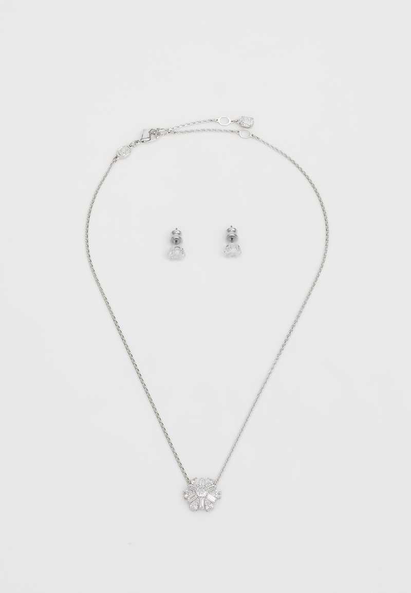 Colier din argint cu un pandantiv floral, decorat cu accente din cristale clare; însoțit de cercei tip briliant asortați, tot din argint, cu pietre clare.
