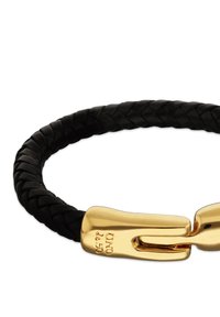Pulsera de cuero trenzado negro con un cierre dorado brillante con detalles grabados. El cierre es de estilo gancho con un acabado pulido.