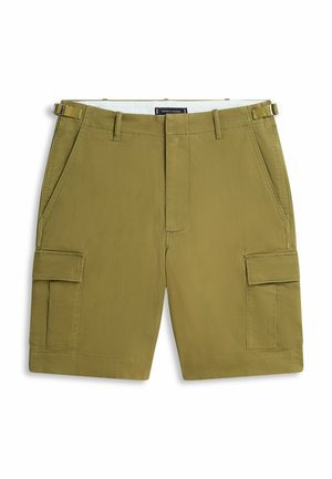 Olivgrüne Cargo-Shorts mit seitlichen Klappentaschen, verstellbaren Taillenlaschen, Vordertaschen und Gürtelschlaufen, flach auf einem weißen Hintergrund ausgelegt.