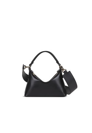 Zwarte leren handtas met twee afneembare riemen, één kort handvat en één brede schouderriem met gouden sluitingen.