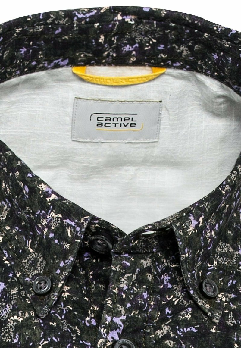 Schwarzes Hemd mit Knöpfen und einem floralem Muster in Lila und Crème, mit einer weichen Textur, kontrastierendem Innenkragen und sichtbarem Markenlabel.