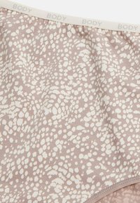 Brief in tessuto elasticizzato rosa chiaro con macchie astratte bianche, dotato di una morbida fascia elastica con la scritta "BODY". Texture liscia.