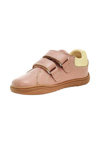 Sneaker in pelle rosa per bambini con due strap in velcro e una suola in gomma marrone, dotata di un collare imbottito per il tallone di colore beige.