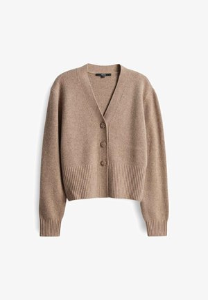 Bruine geribbelde gebreide cardigan met lange mouwen, V-hals en drie knopen aan de voorkant, plat gelegd op een witte achtergrond.