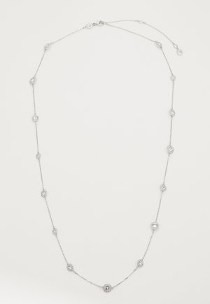 Collana in argento con decorazioni di cristalli trasparenti rotondi distribuiti uniformemente e un piccolo moschettone regolabile su sfondo bianco.