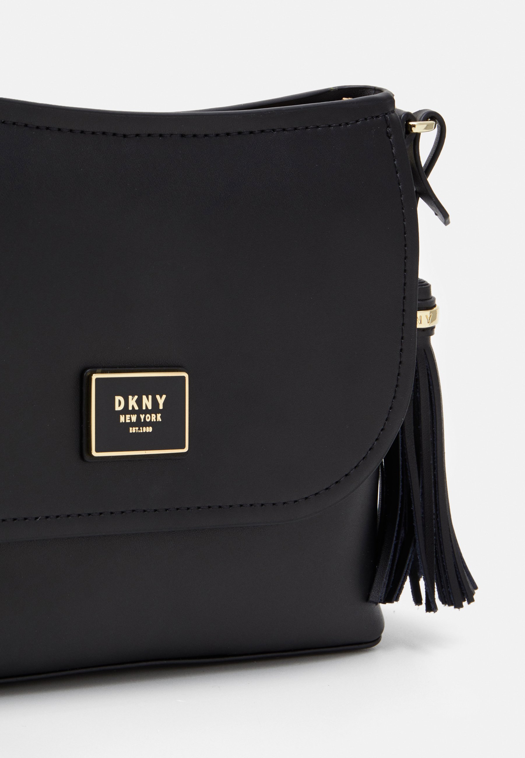 DKNY FLAP SHOULDER BAG Skulderveske blackgoldsvart DKNY FLAP SHOULDER BAG Skulderveske blackgoldsvart