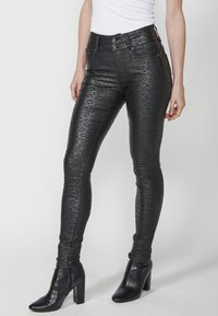 Koroshi Uske traperice - black