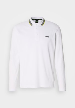 Langermet hvit polo skjorte med svart logo, har en treknappslukking og en stripete krage i grønn og svart.