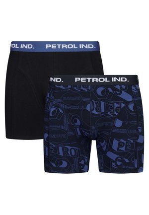 Deux paires de boxers pour hommes. L'une est unie en noir ; l'autre présente un motif bleu avec les inscriptions "PETROL" et "RACING". Ceintures élastiques.