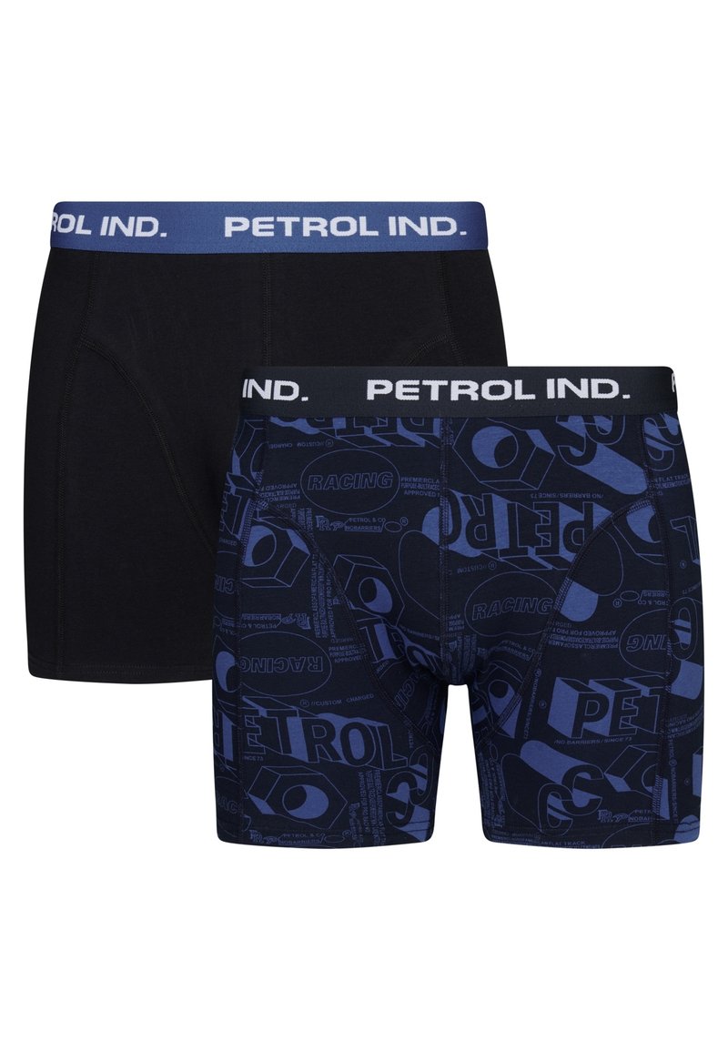 Deux paires de boxers pour hommes. L'une est unie en noir ; l'autre présente un motif bleu avec les inscriptions "PETROL" et "RACING". Ceintures élastiques.