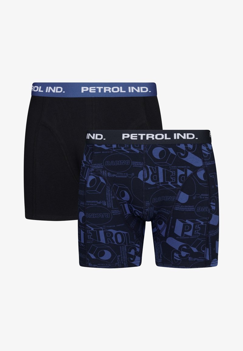 Două perechi de boxeri pentru bărbați. Una este neagră uniformă; cealaltă prezintă un model albastru cu textul "PETROL" și "RACING". Benzi elastice la talie.