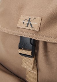 Calvin Klein Jeans SPORT ESSENTIALS FLAP  - Mochila - savannah tan