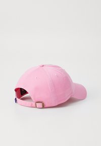 Rosa bomull baseball cap med strukturert krone, buet visir, justerbar stropp og broderte ventilasjonsåpninger.