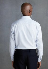 Next REGULAR FIT - SIGNATURE SINGLE CUFF WITH CUTAWAY COLLAR - Chemise classique - white blue stripe