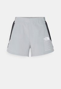 Ljusgråa träningsshorts med elastisk midja, svarta sidopaneler och vit märkning som inkluderar text och logotyp på nederdelen fram.