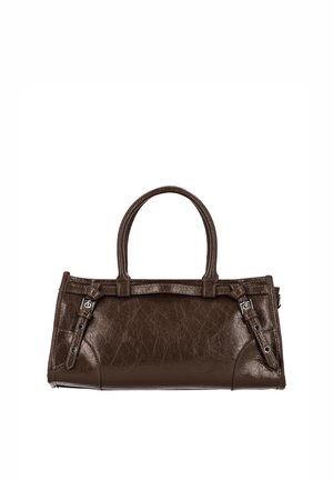 Brun læderhåndtaske med en struktureret form, korte håndtag og dekorative sidelommer med sølvfarvede metaldekorationer.