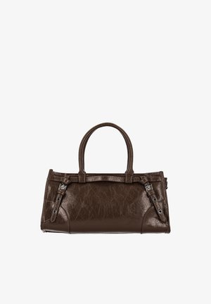 Bolso de cuero marrón con una forma estructurada, asas cortas y correas decorativas laterales con detalles en metal plateado.