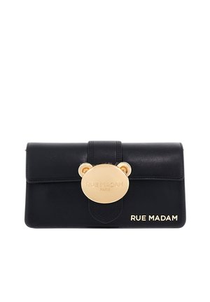 Clutch in pelle nera con chiusura circolare dorata a forma di orso incisa con la scritta "RUE MADAM PARIS" e testo abbinato "RUE MADAM" sul davanti.