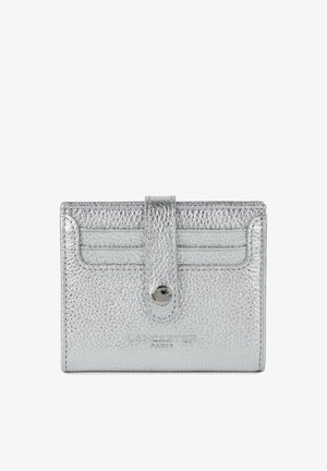 Portefeuille compact en cuir texturé argenté avec fermeture pression et deux emplacements pour cartes à l'avant, embossé du logo Lancaster Paris.
