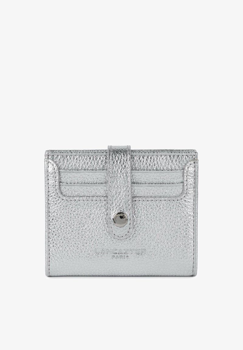 Portefeuille compact en cuir texturé argenté avec fermeture pression et deux emplacements pour cartes à l'avant, embossé du logo Lancaster Paris.