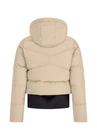 Beige polstret jakke med hætte, lange ærmer og sort indvendig foer synlig ved kanten, vist fra ryggen på hvid baggrund.