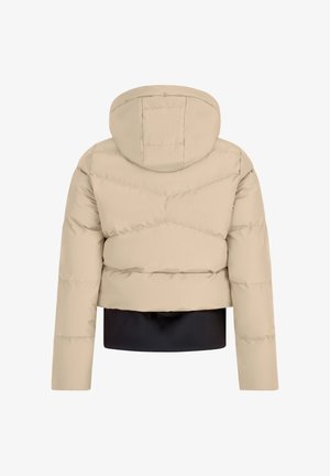 Beige gewatteerde jas met capuchon, lange mouwen en zwarte voering zichtbaar bij de zoom, weergegeven vanaf de achterkant op een witte achtergrond.